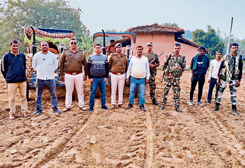 Gaya News : ड्राेन से 14 एकड़ में लगी अफीम की फसल चिह्नित, ट्रैक्टर से किया नष्ट