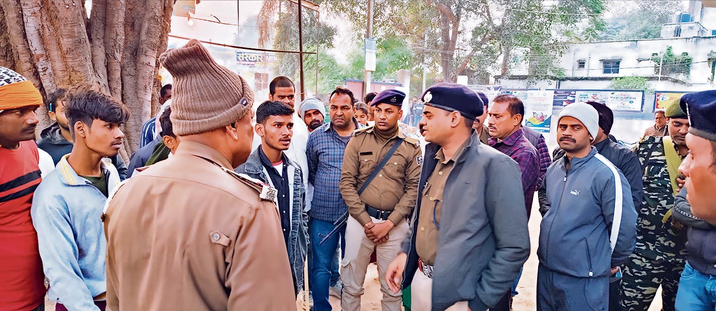 Gaya News : उत्पाद विभाग की गाड़ी के धक्के से महुआ तस्कर घायल, अस्पताल में हंगामा व तोड़फोड़