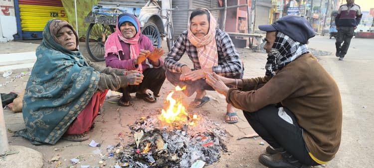 Giridih News :दिन में छाये बादल, शाम में कनकनी बढ़ी, तो घर में दुबके लोग