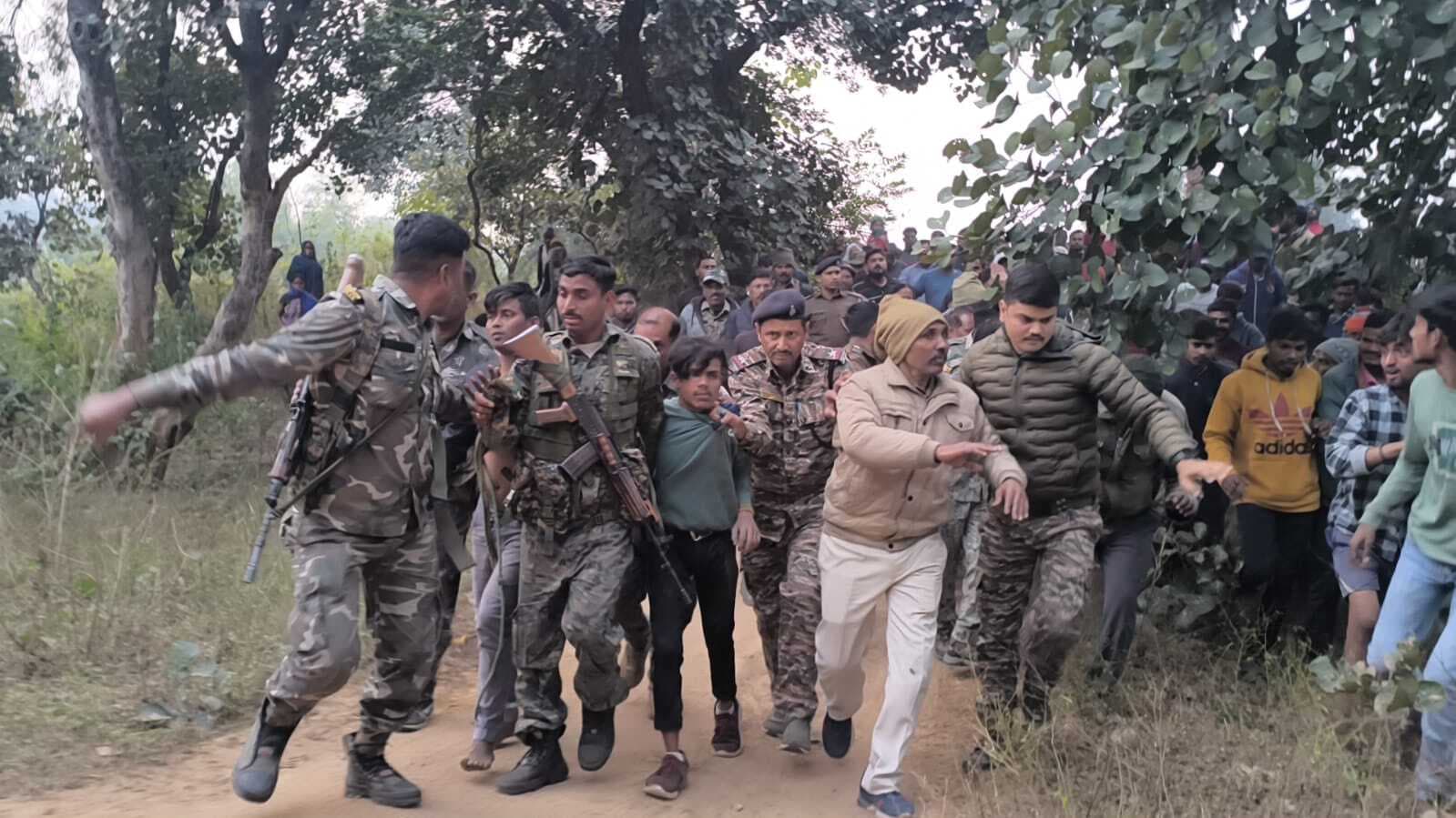 Giridih News: ब्लास्टिंग स्थल पर जाने से रोका, तो मनबढ़ू ने चाकू मारकर कर दी ग्रामीण की हत्या