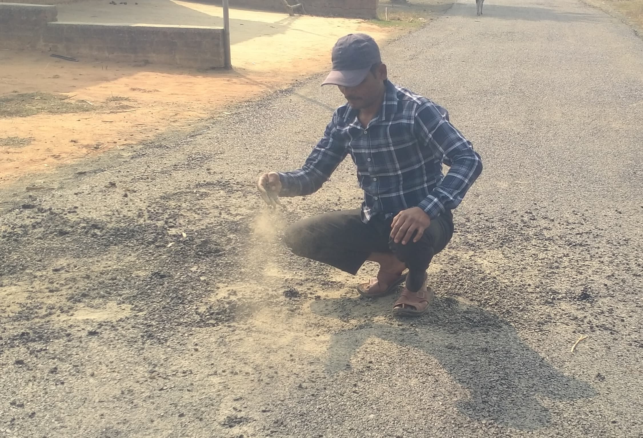 Giridih News: सड़क निर्माण में अनियमितता का आरोप लगा ग्रामीणों ने काम रोका