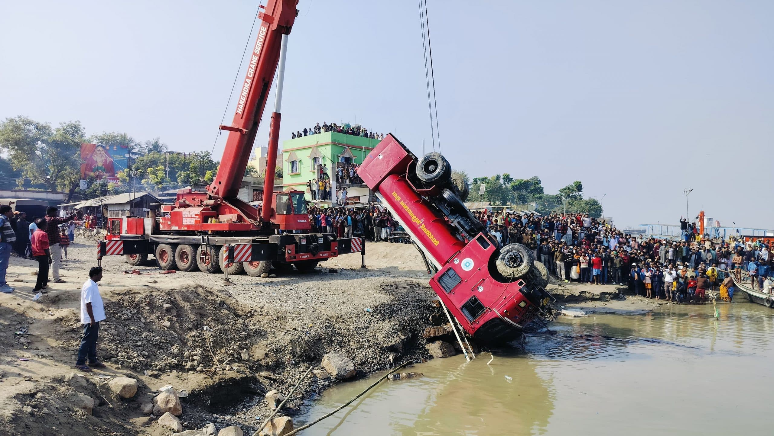 राजमहल में फायर ब्रिगेड की गाड़ी गंगा में समायी, चालक की मौत