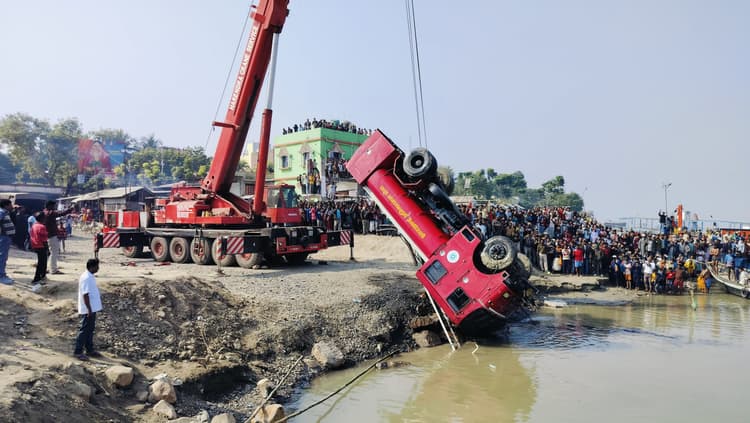 राजमहल में फायर ब्रिगेड की गाड़ी गंगा में समायी, चालक की मौत