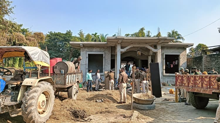 स्मैक कारोबारी के घर छापामारी करने गये पुलिस टीम पर कारोबारी के परिजनों ने किया पथराव, एक सअनि घायल.