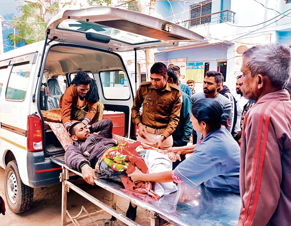 hajipur news. फिजिकल टेस्ट देकर लौट रहे युवक की ट्रेन की चपेट में आने से दोनों पैर कटे