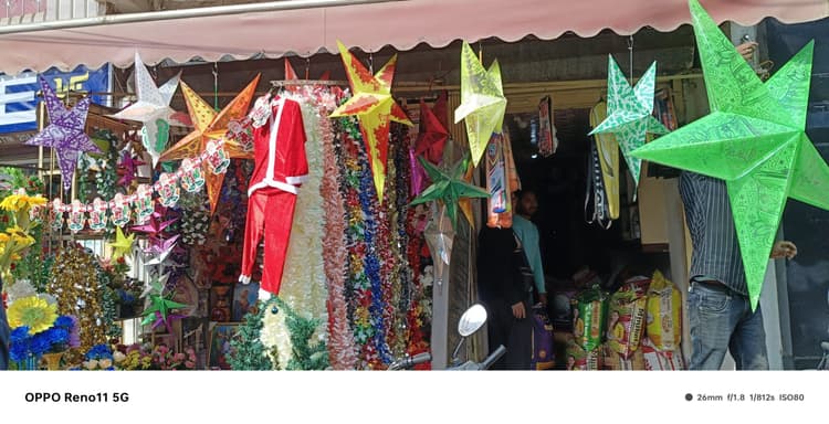 Chaibasa News : क्रिसमस को लेकर सजा बाजार, कैरोल सिंगिग से गूंज रहे घर