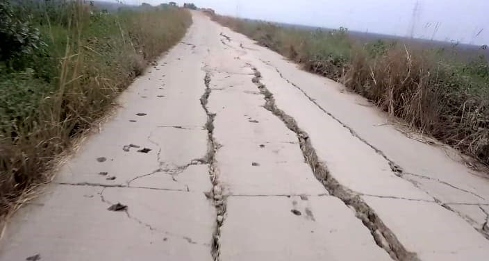 मिल्की-अभयपुर जर्जर सड़क से परेशान हो रहे राहगीर