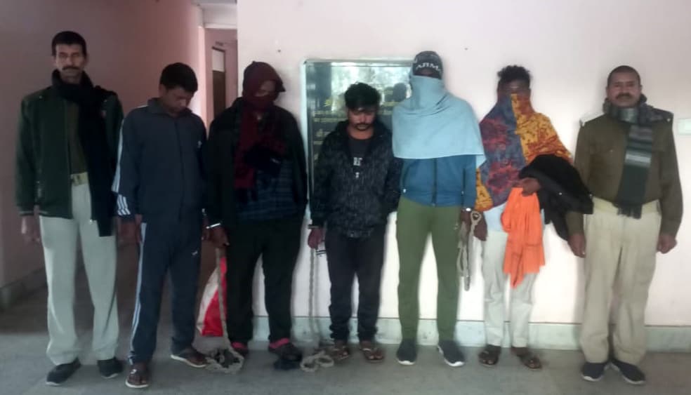 शराब के साथ पांच तस्करों को किया गिरफ्तार