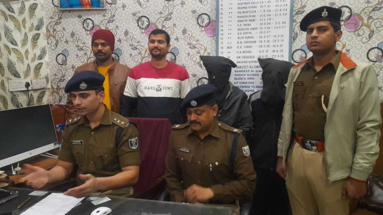 एक कार्बाइन, स्मैक और शराब के साथ दो कुख्यात गिरफ्तार
