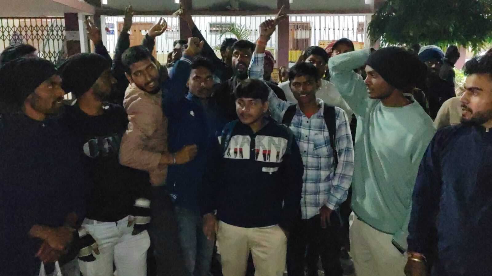 Deoghar News : चौकीदार अभ्यर्थियों ने एडमिट कार्ड नहीं मिलने पर किया समाहरणालय में किया हंगामा