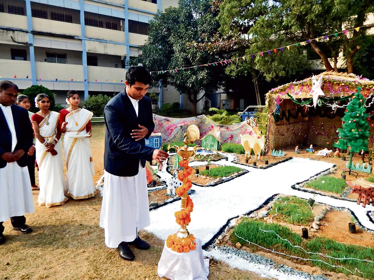 Saraikela Kharsawan news: समाज के विकास में सबकी भागीदारी जरूरी : फादर एल्विन