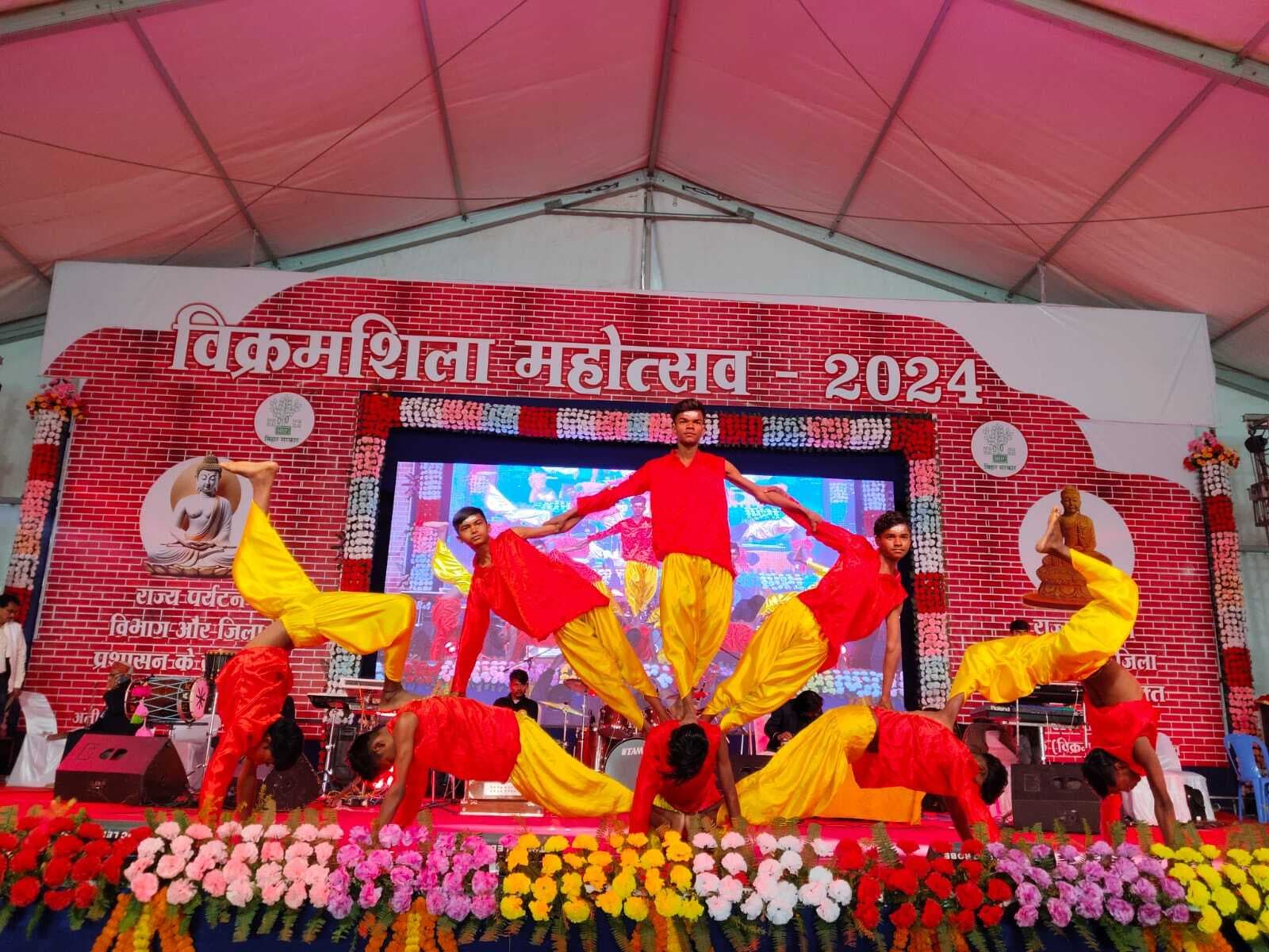 Bhagalpur news खायके पान बनारस वाला... पर झूम उठे दर्शक