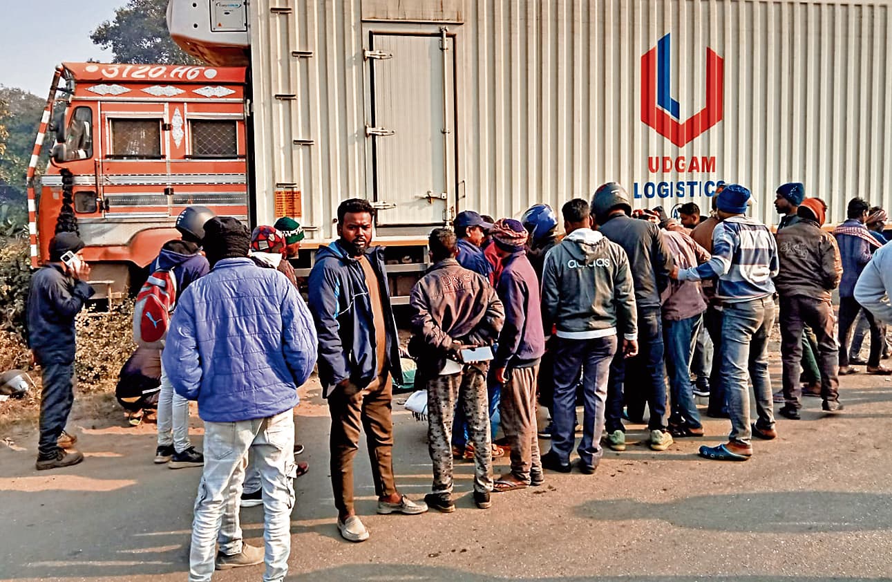 कंटेनर की चपेट में आने से ठेका मजदूर की मौत, मां व बहन गंभीर