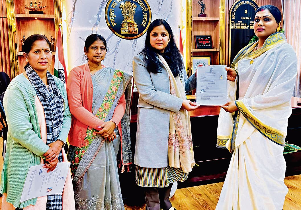 Dhanbad News : धनबाद में सात ट्रांसजेंडर को मिला पहचान पत्र, कई योजनाओं का मिलेगा लाभ