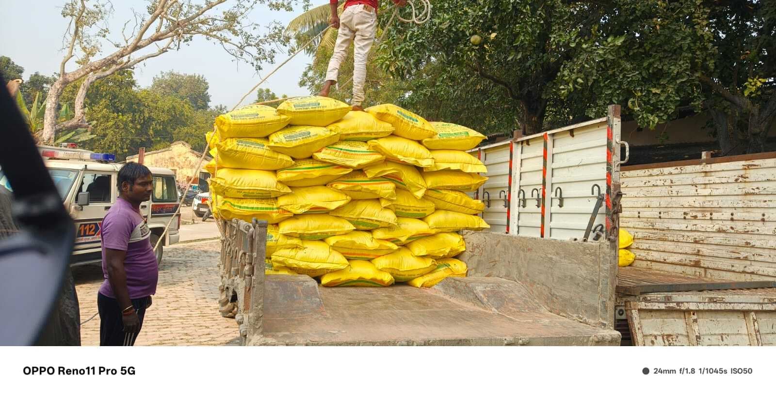 बंगाल से लायी जा रही 100 बोरा यूरिया व 10 बोरा डीएपी लदा वाहन जब्त