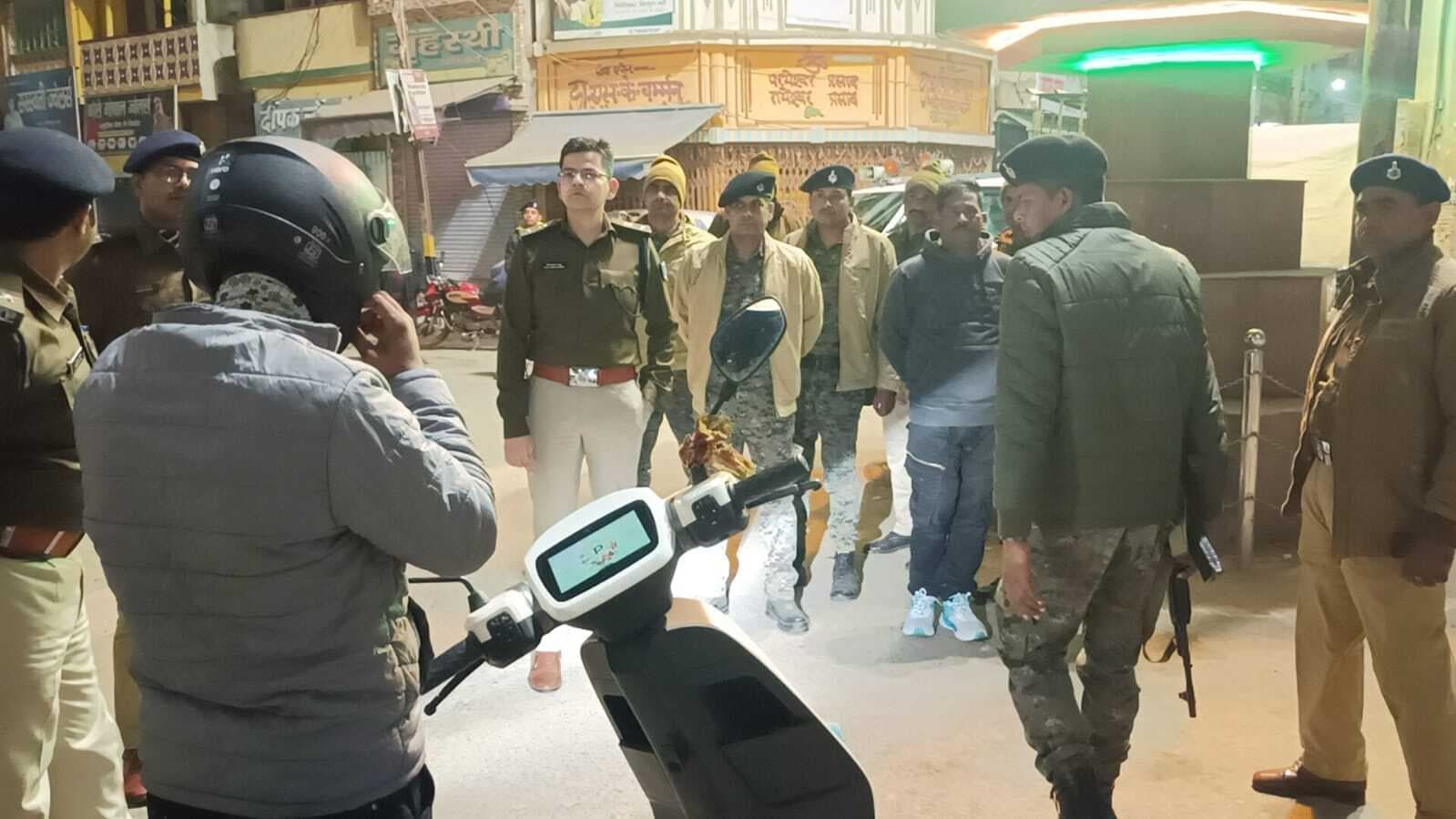 शहर में पुलिसिंग देखने सर्द रात में सड़कों पर निकले एसपी