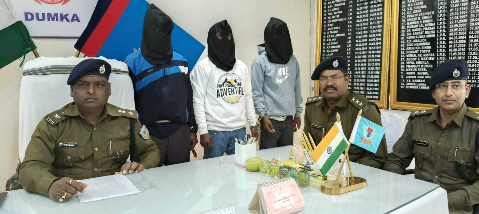 Lead News : तीन अपराधी हुए गिरफ्तार, दो बाइक व तीन मोबाइल जब्त