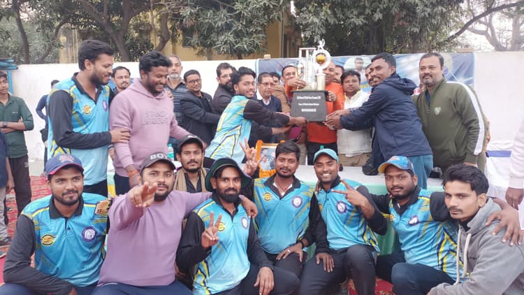 क्रिकेट टूर्नामेंट के फाइनल मुकाबले में सीनियर स्टेडियम टीम मधेपुरा विजयी