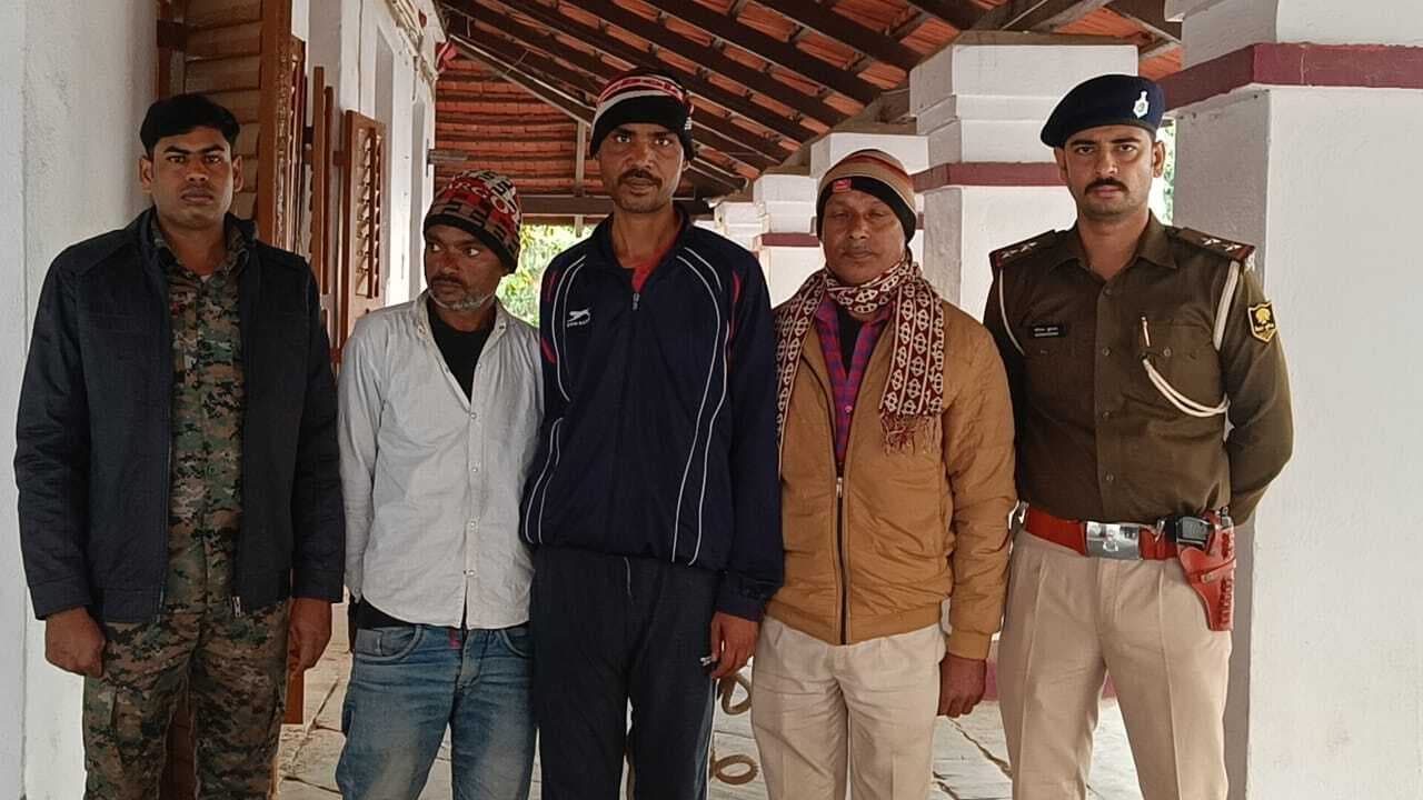 तीन किलो गांजा के साथ दो तस्कर गिरफ्तार, बाइक जब्त