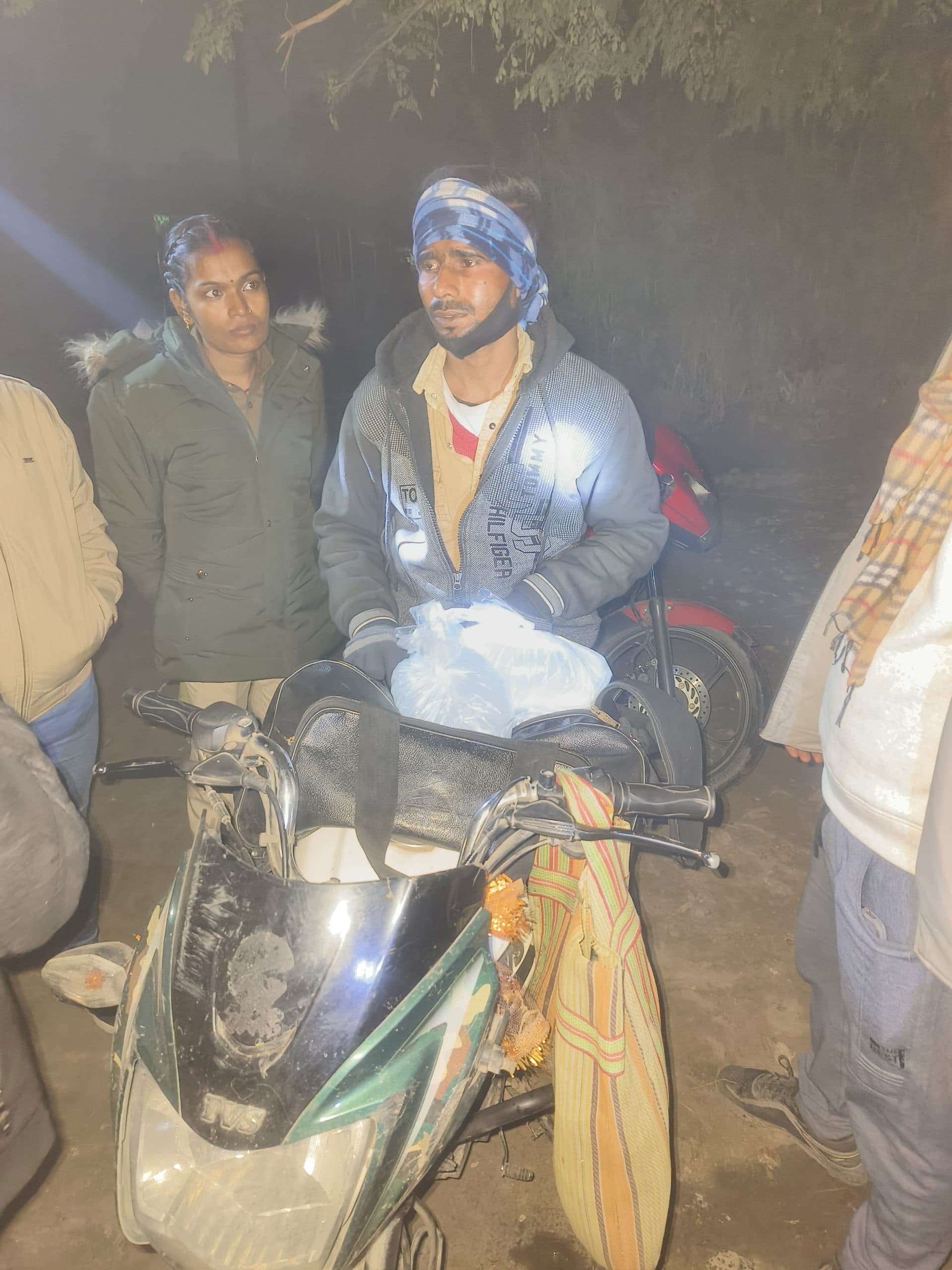 30 लीटर देसी शराब के साथ एक महिला व पुरुष तस्कर गिरफ्तार