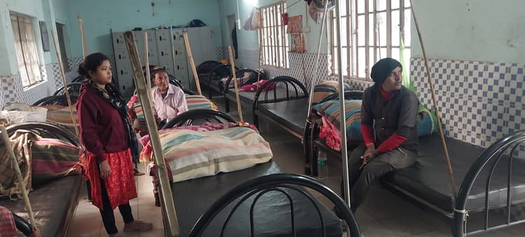 रैन बसेरा में पेयजल की नहीं है व्यवस्था, रहने वाले लोग मंदिर से पानी लाकर पीने को मजबूर