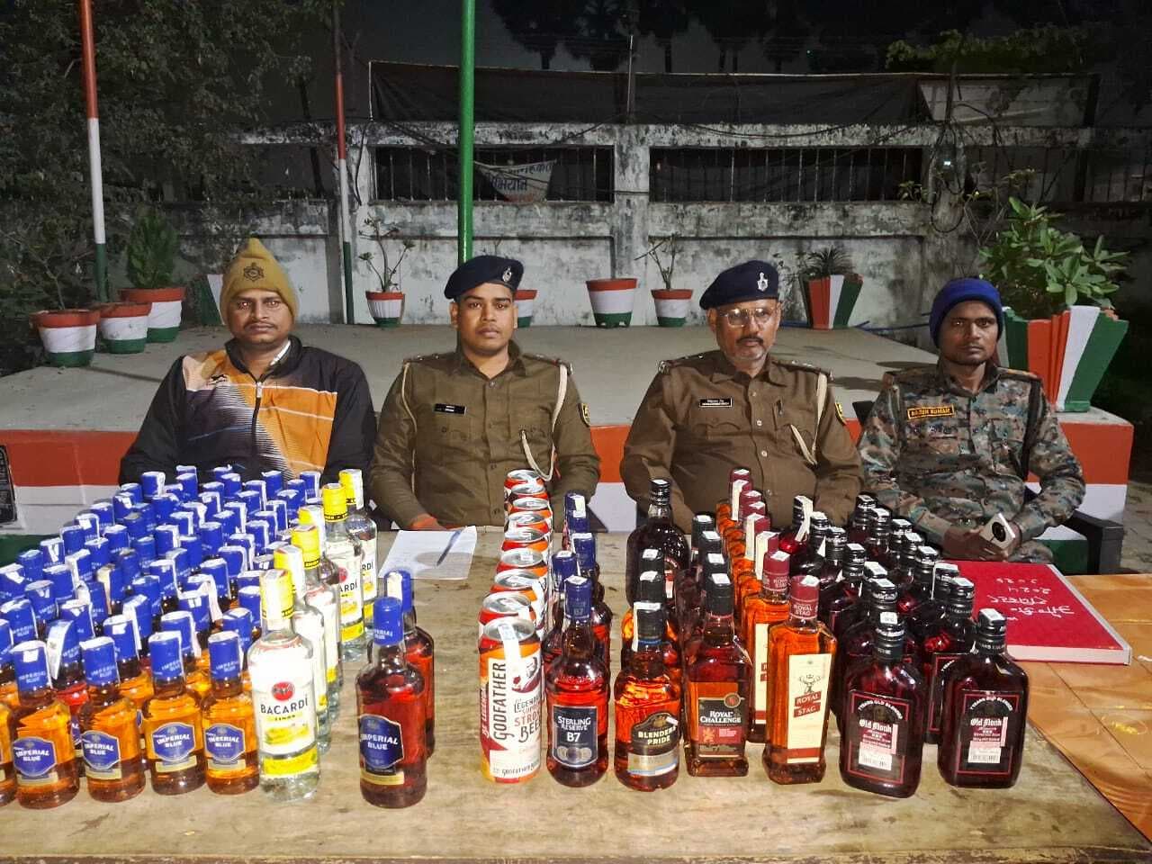 Gaya News : घर से पुलिस ने जब्त की अंग्रेजी शराब, दो तस्कर अरेस्ट