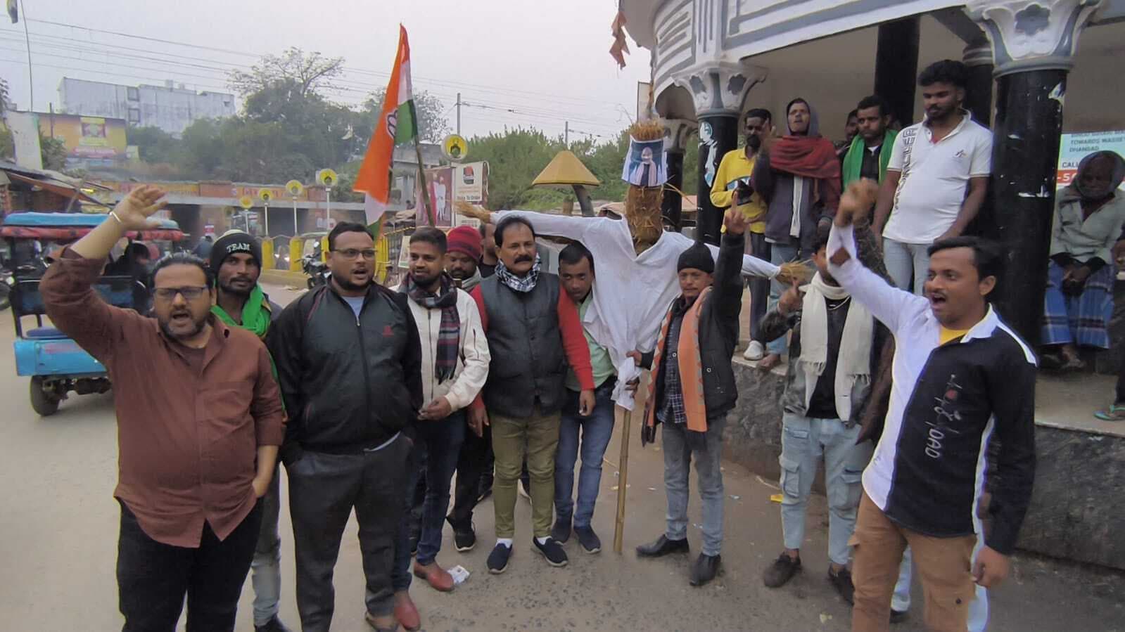 कांग्रेस नगर इकाई ने गृहमंत्री का किया पुतला दहन