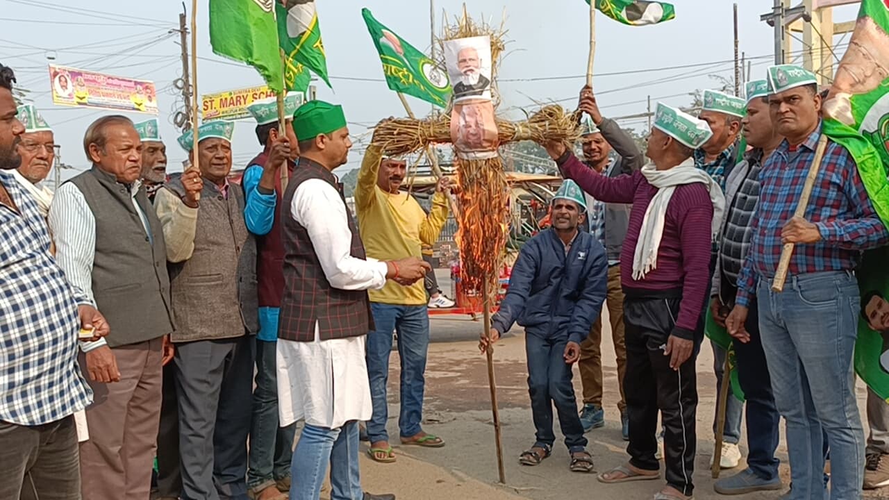 राजद बुद्धिजीवी प्रकोष्ठ ने गृह मंत्री अमित शाह का पुतला फूंका