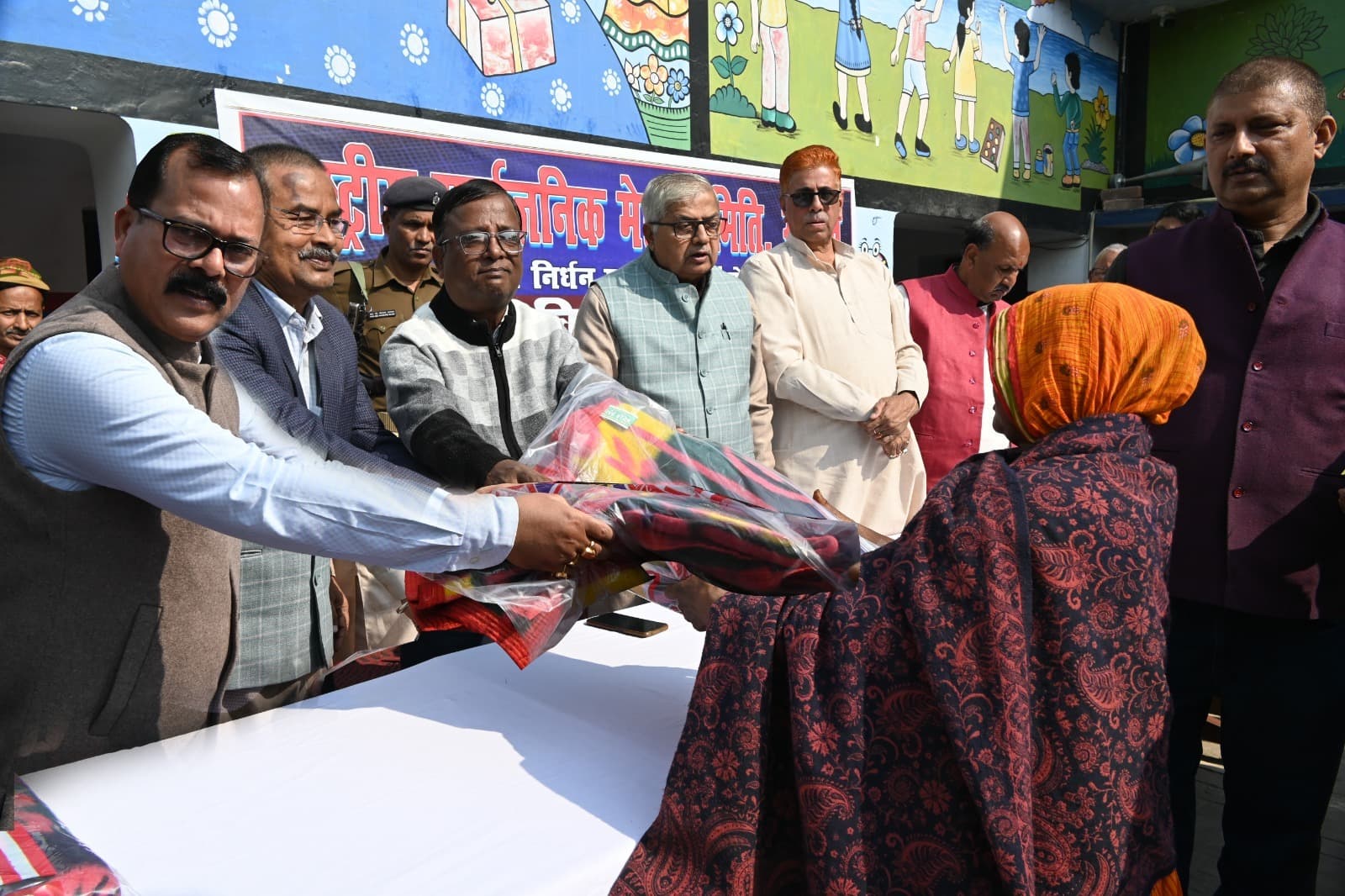 राष्ट्रीय सार्वजनिक मेला समिति ने 600 निर्धनों के बीच बांटा कंबल