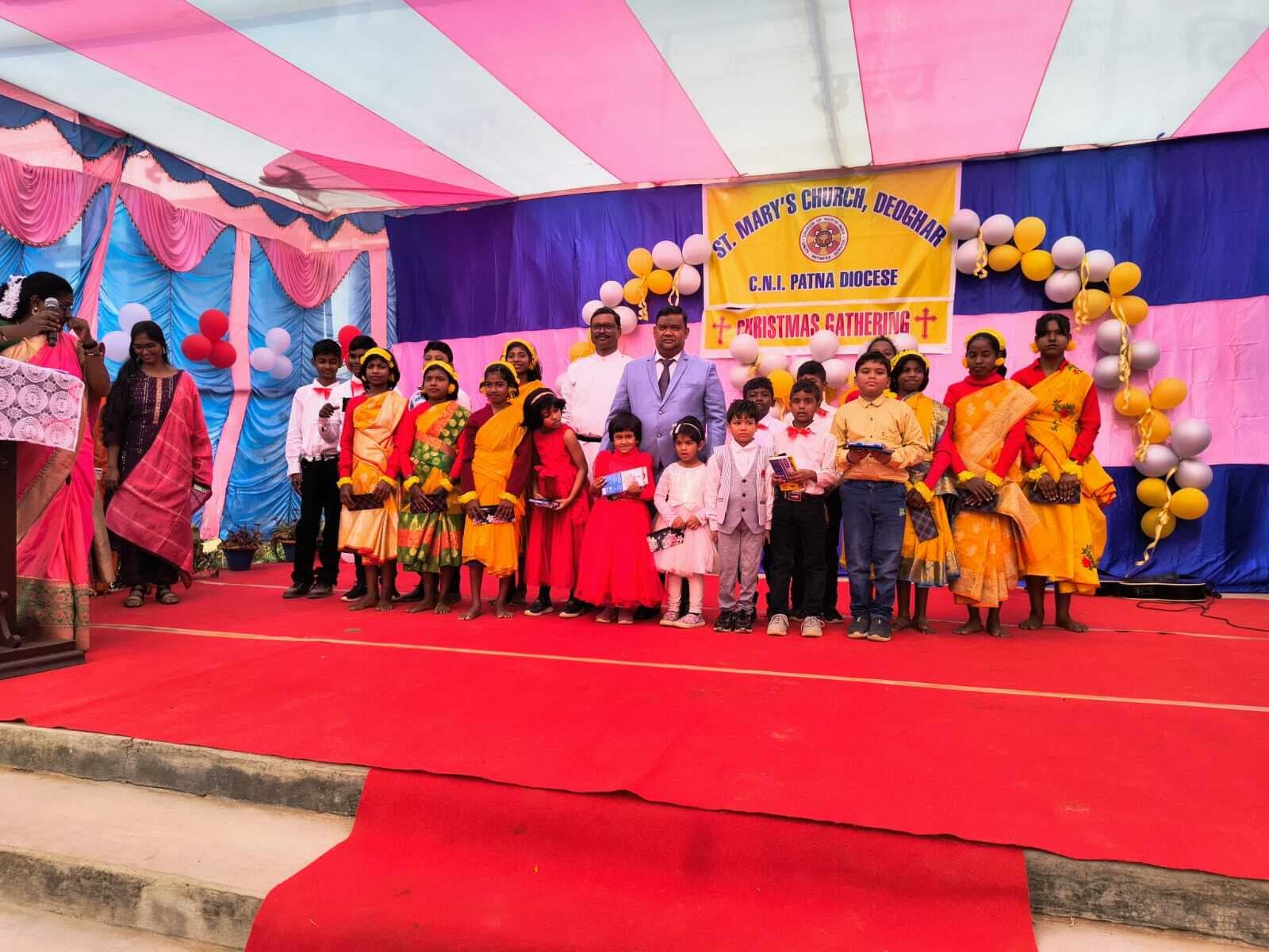 Deoghar News : प्रभू यीशु की आराधना, बच्चों ने प्रस्तुत किये गीत व नृत्य