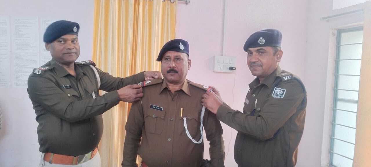 जमादार में पदोन्नत हुए दो सिपाही को थानाध्यक्ष ने स्टार लगाकर किया सम्मानित