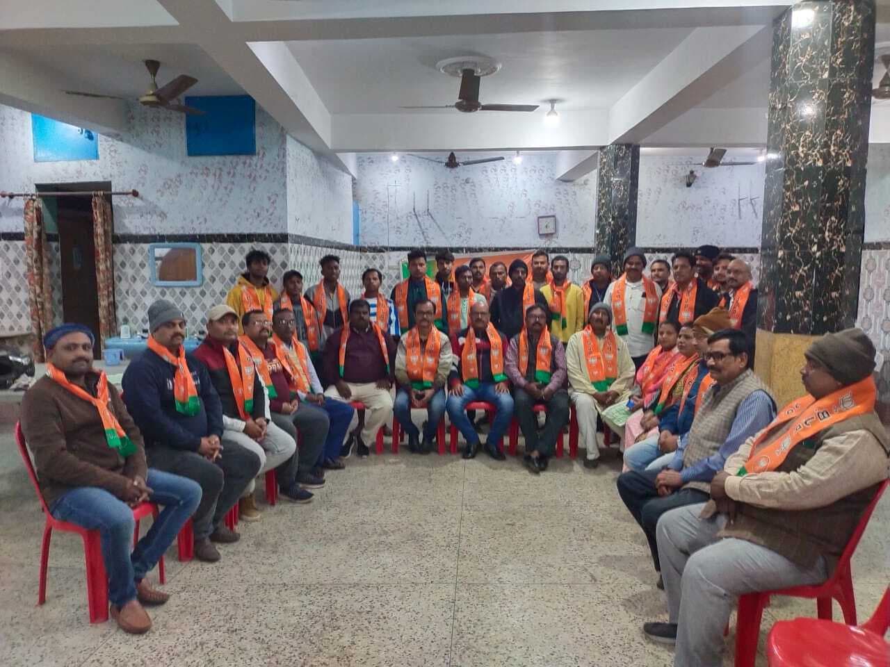 Jamshedpur news. परसुडीह पूर्वी कालीमाटी पंचायत के मुखिया समर्थकों संग भाजपा में शामिल, स्वागत