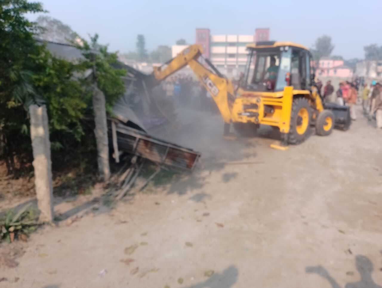 नपं बेलदौर बाजार में फिर चला प्रशासनिक बुलडोजर, अतिक्रमणकारियों में मची हड़कंप