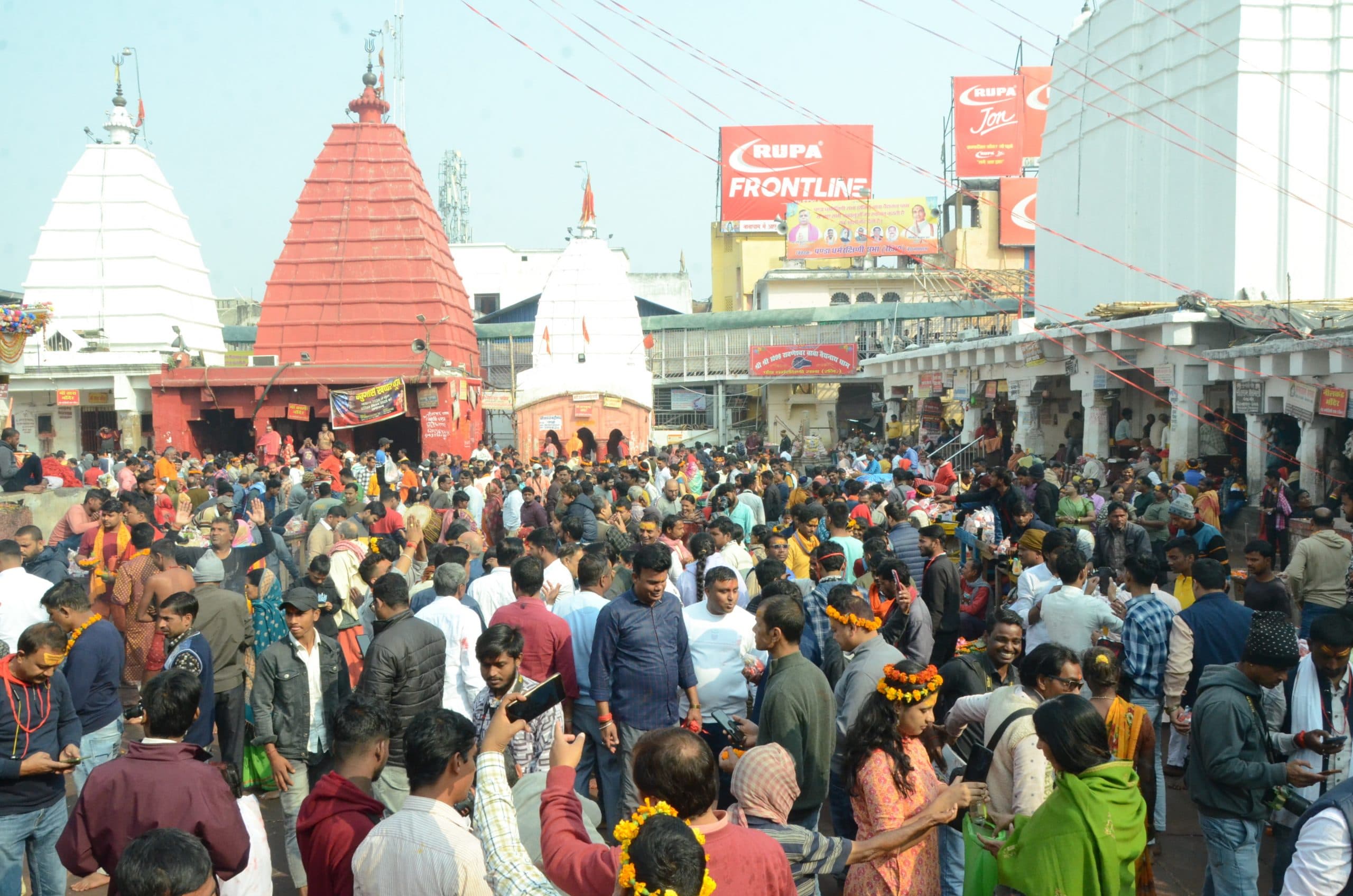 Deoghar News : नववर्ष से पहले बाबा मंदिर में बढ़ने लगी भीड़