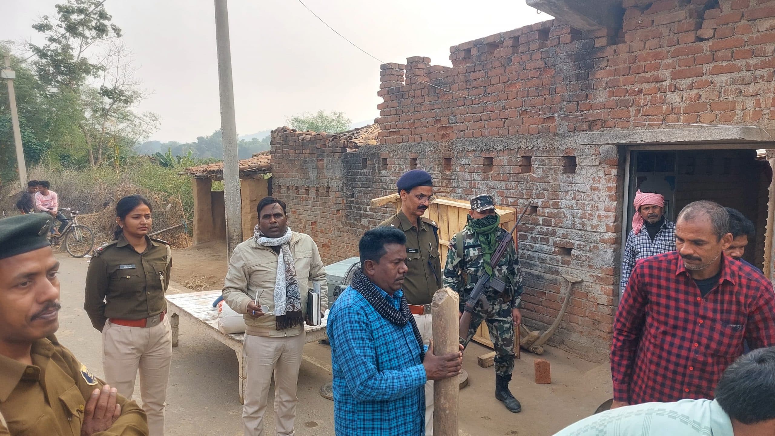 फरार आरोपितों के घर की कुर्की-जब्ती की कार्रवाई