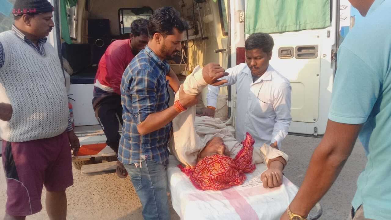 दो बाइक की टक्कर में चालक समेत एक ग्रामीण जख्मी