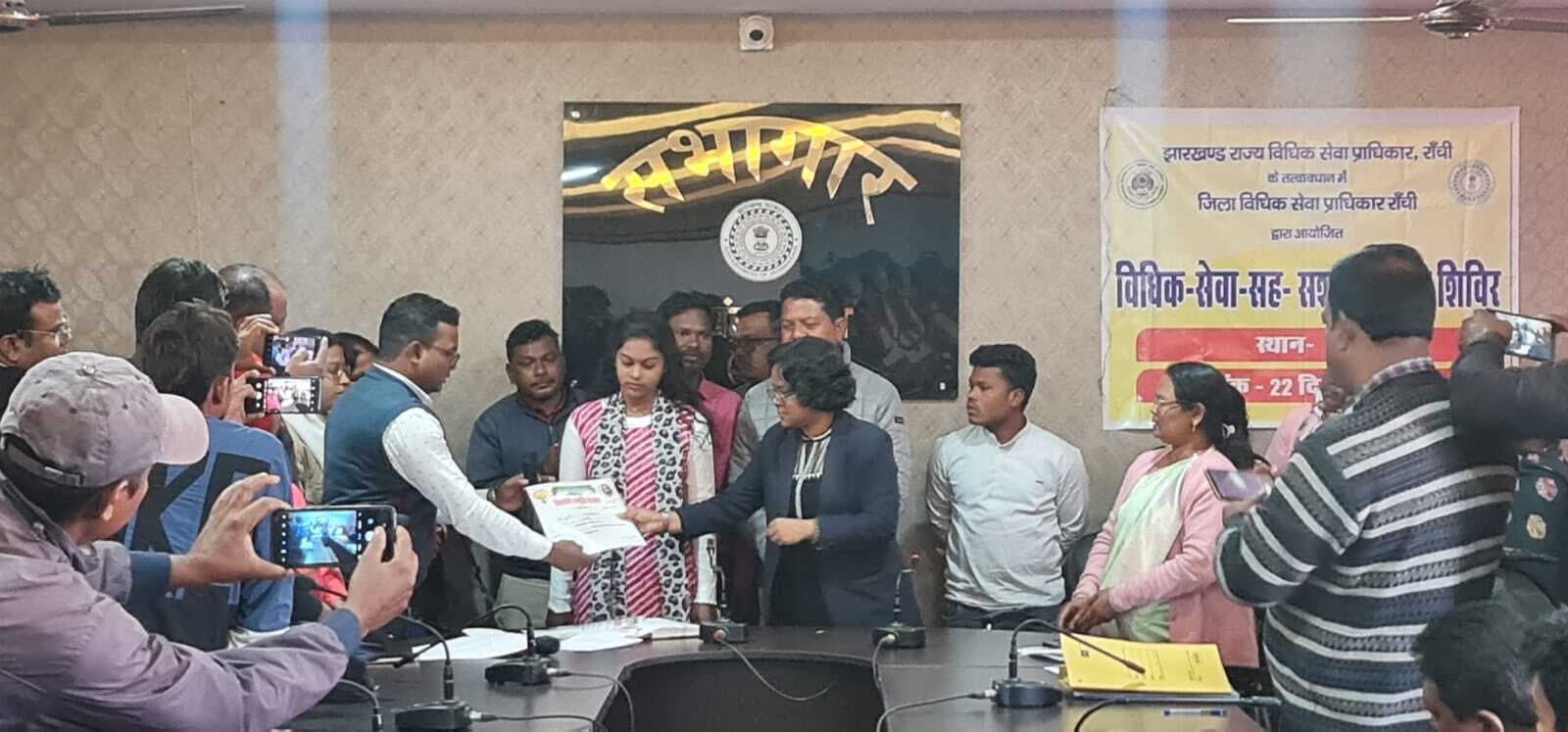 ओके ::::::::: 142 लाभुकों के बीच परिसंपत्ति का वितरण