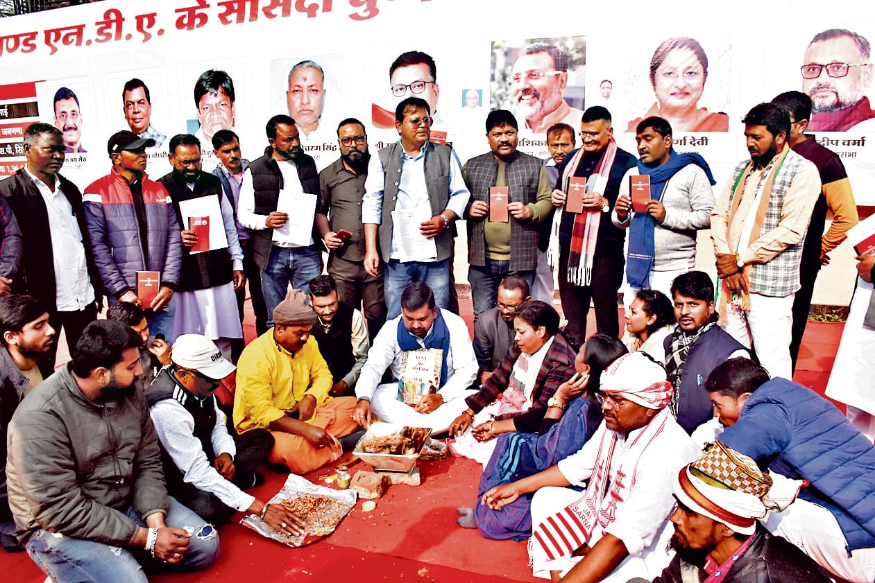 Political News : बकाया पर एनडीए सांसदों की चुप्पी तोड़ने के लिए कांग्रेस ने की सर्वधर्म प्रार्थना