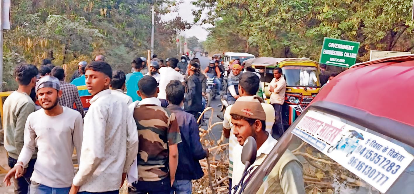 Buxar News: करेंट से किशोर की मौत के बाद नाराज लोगों ने सड़क जाम कर किया हंगामा