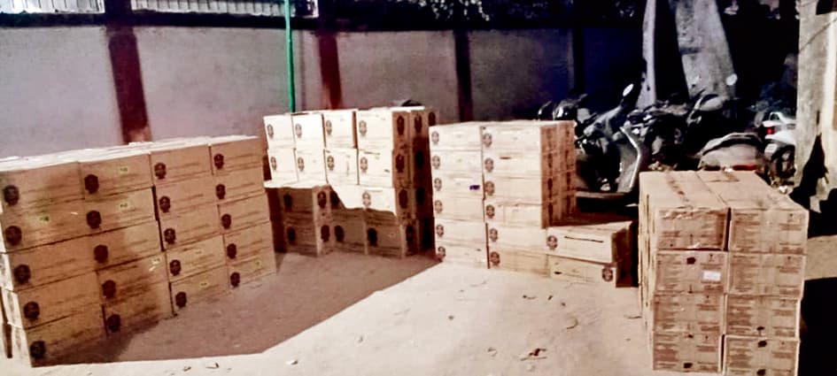 hajipur news. महुआ रोड से 394 कार्टन विदेशी शराब लोड ट्रक जब्त