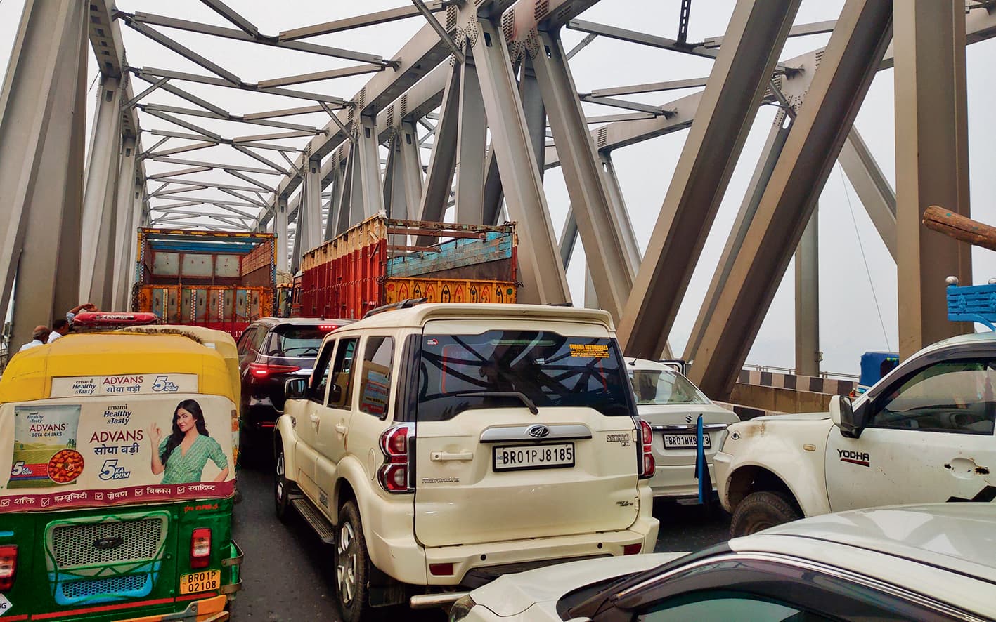 hajipur news. जाम से कराह उठा गांधी सेतु, जीरोमाइल से हाजीपुर तक लगी रही वाहनों की लंबी कतार