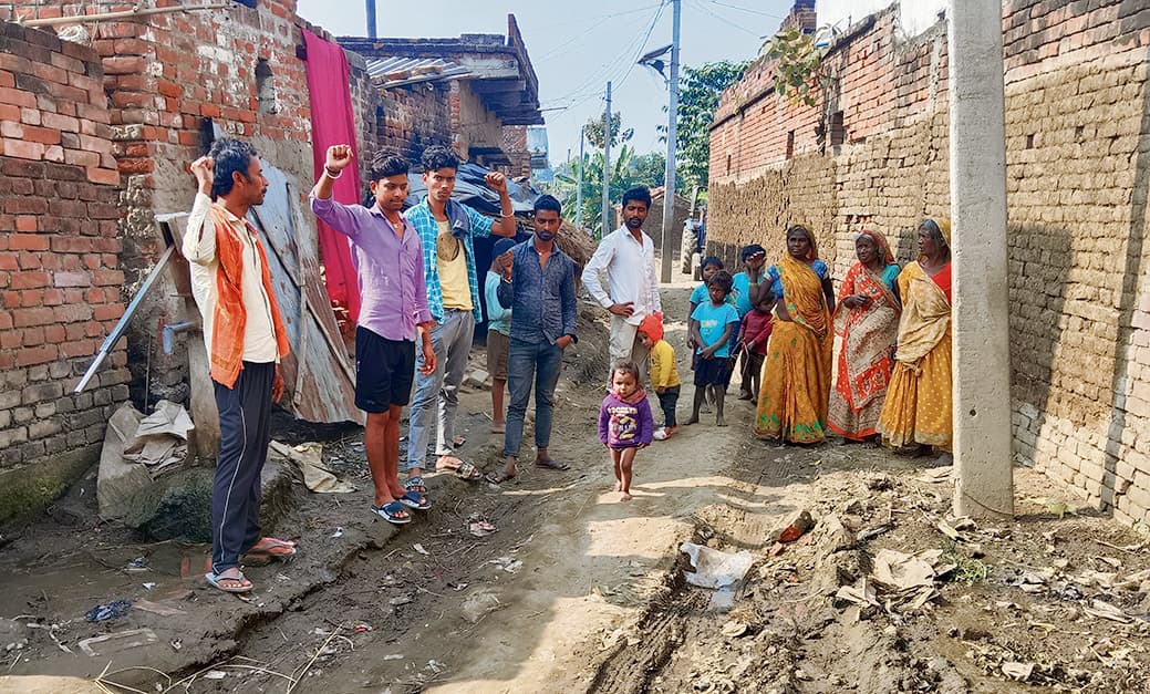 हसनपुर गांव में अब तक नहीं बनी पक्की सड़क, ग्रामीण परेशान