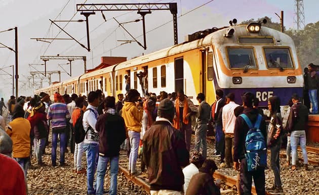 ट्रेनों की कमी से परेशान यात्रियों ने मेमू स्पेशल को रोक किया प्रदर्शन