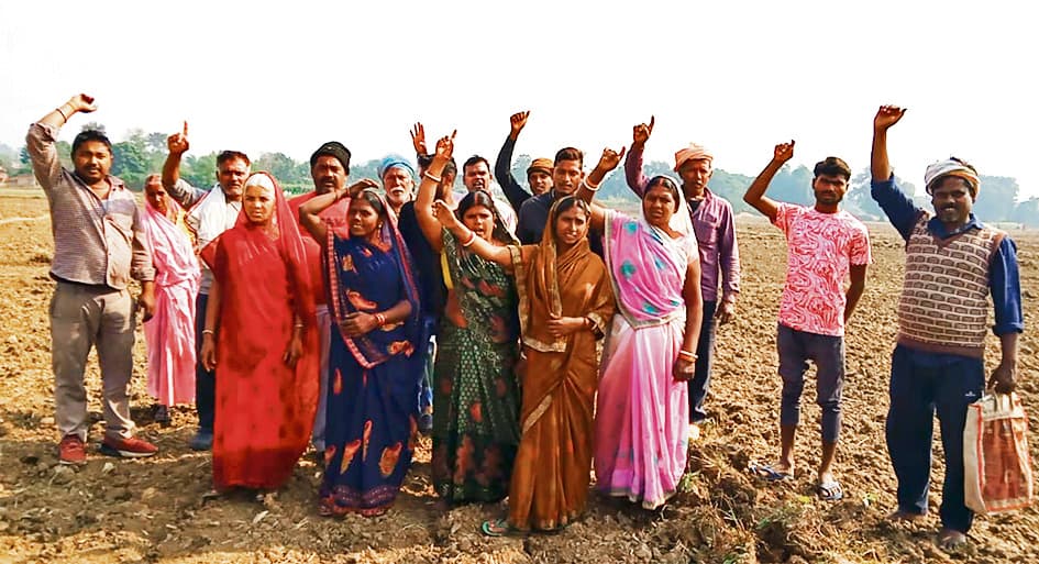 Gaya News : ग्रामीणों ने सड़क निर्माण का काम कराया बंद, जेसीबी को किया क्षतिग्रस्त