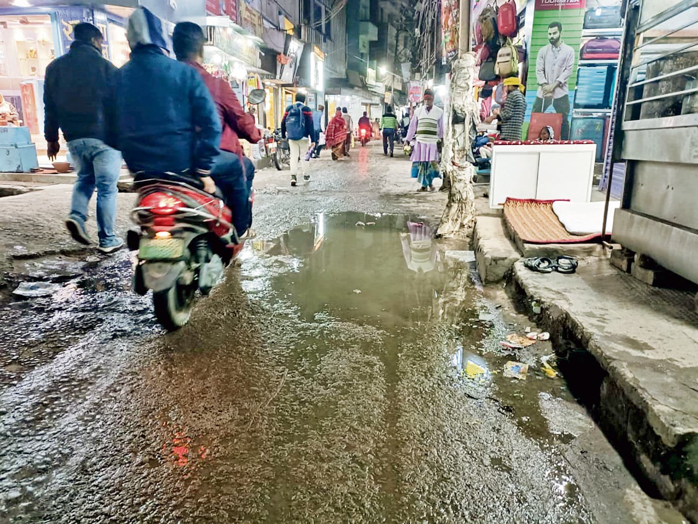 पीली कोठी के पास सड़क पर बह रहा है नाली का पानी, परेशानी