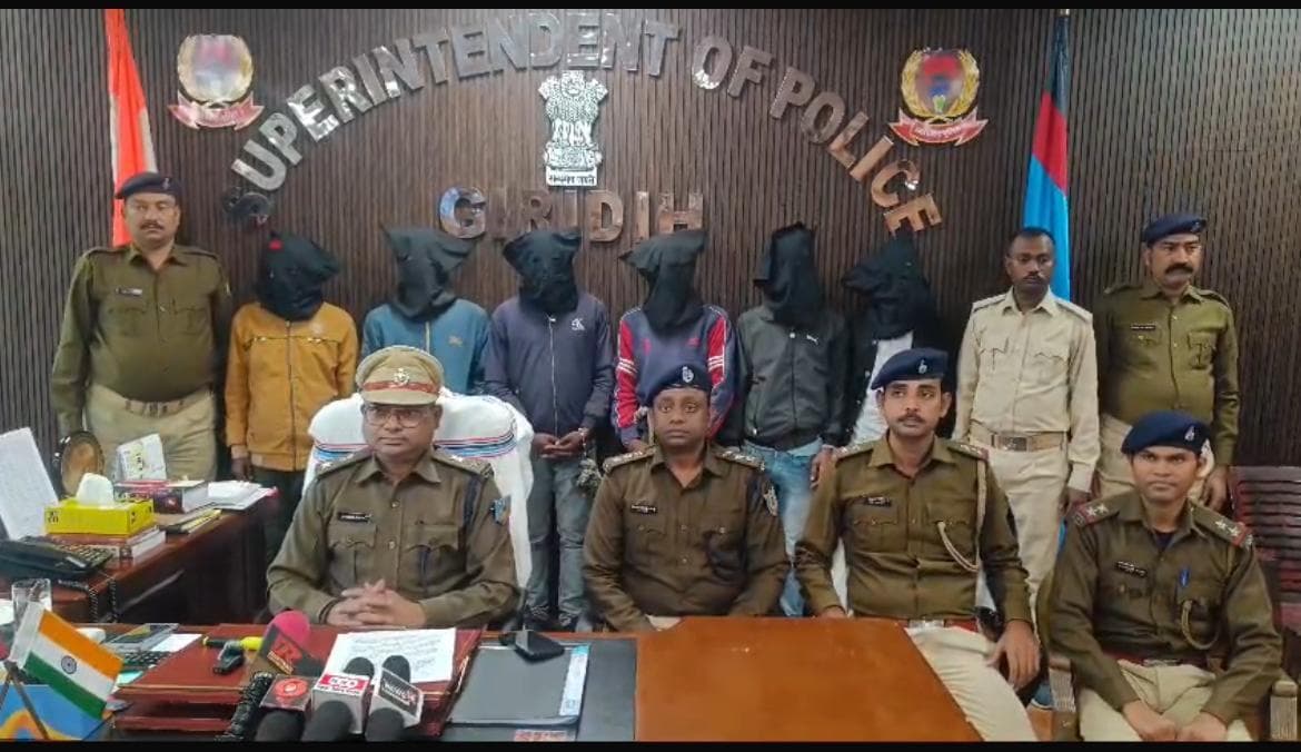 Giridih News: दो देशी कट्टा के साथ छह गिरफ्तार, दो मोबाइल, दो सिम और एक बाइक बरामद