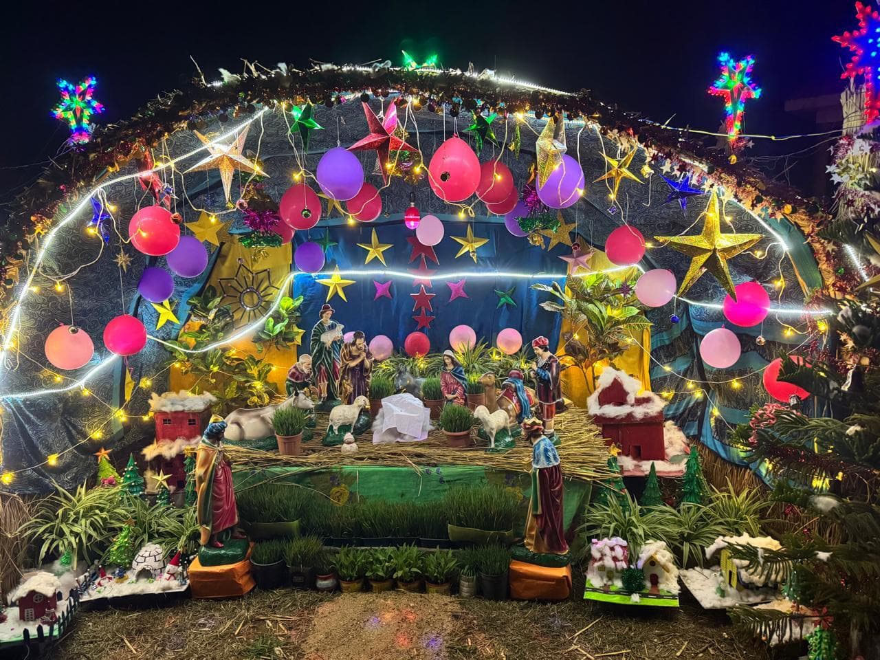 Christmas: चरनी का निर्माण प्रारंभ, सजने लगे गिरजाघर