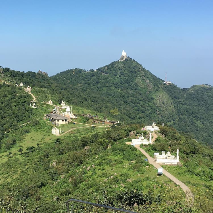 Giridih News: तीर्थ यात्रियों व पर्यटकों से गुलजार हो रहा है विश्व प्रसिद्ध तीर्थस्थल मधुबन