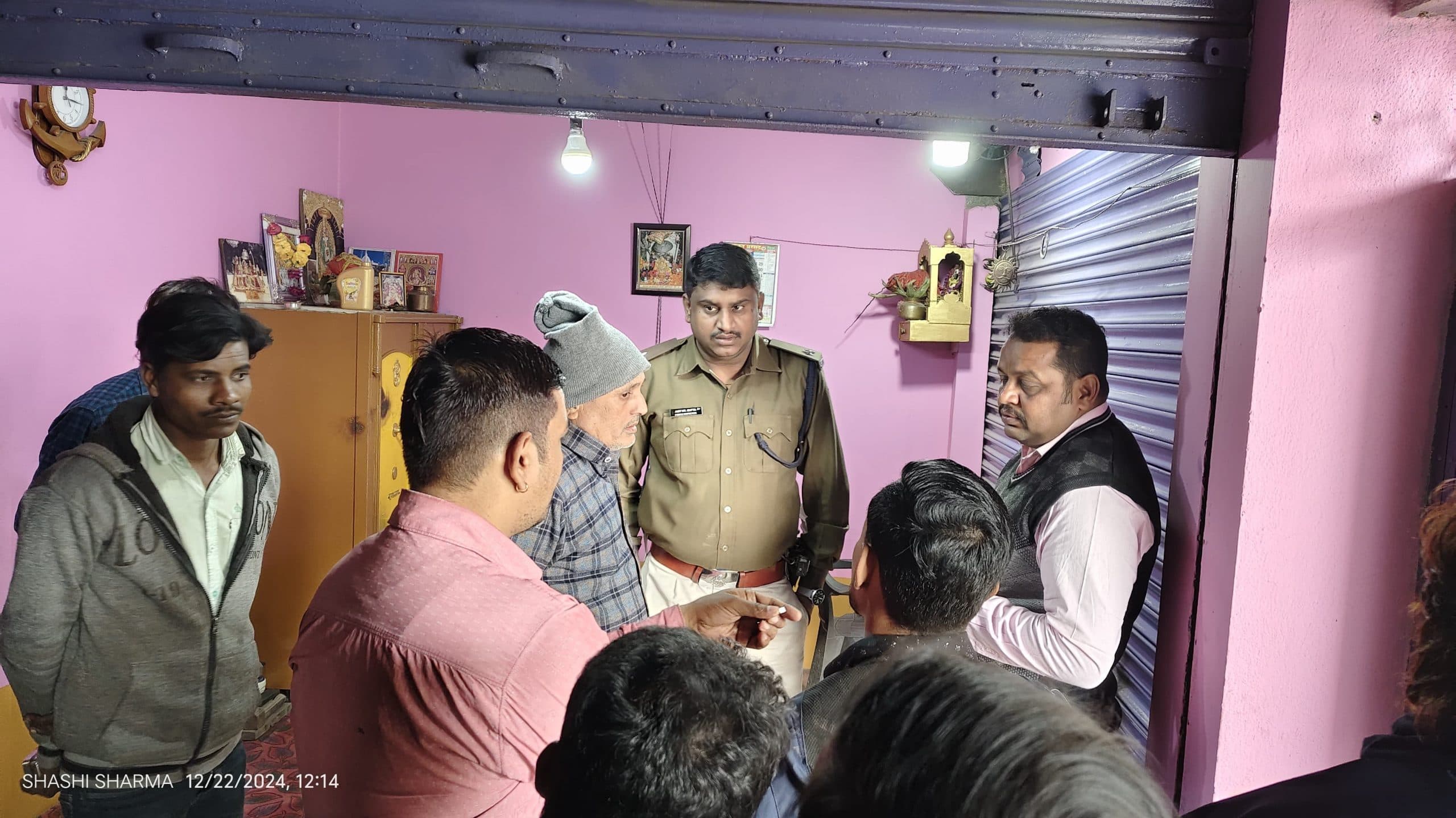 शटर काट कर ज्वेलर्स की दुूकान से तीन लाख की चोरी