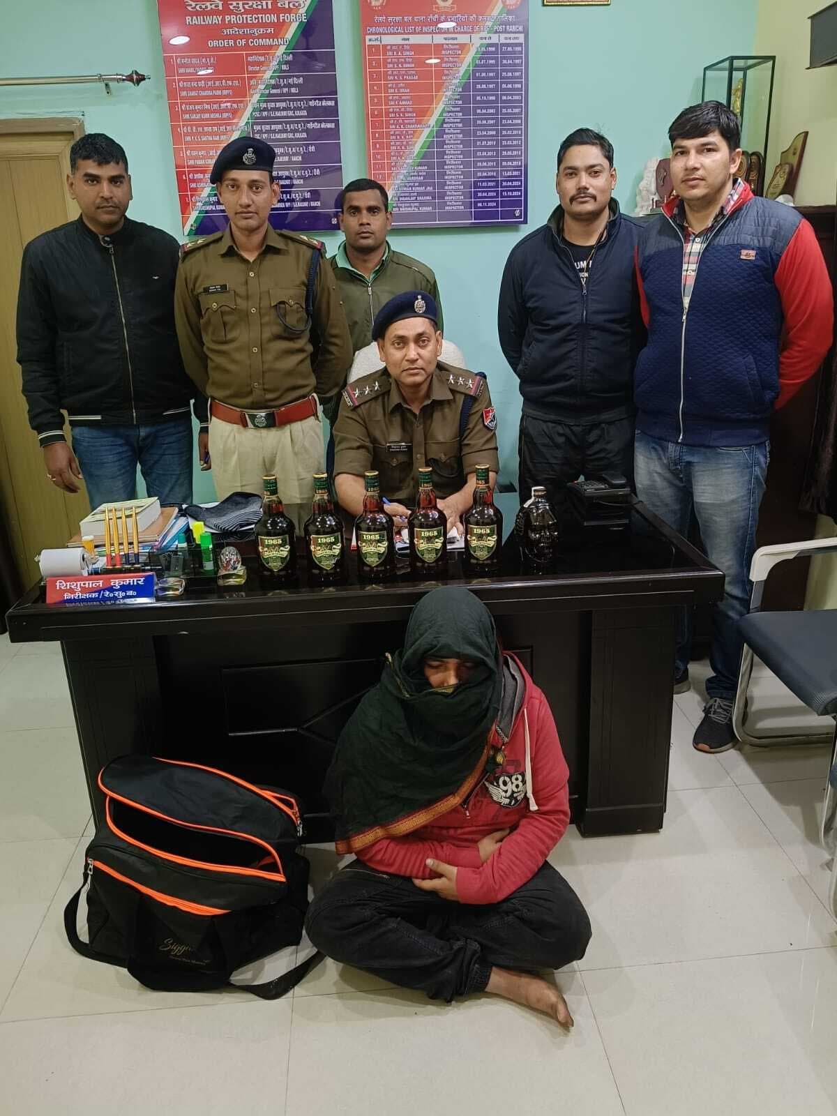 Ranchi News :तस्करी के लिए शराब ले जा रहा युवक रांची स्टेशन से गिरफ्तार